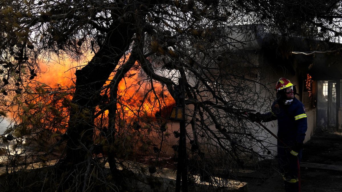 V Řecku vypuklo za poslední den přes 50 lesních požárů